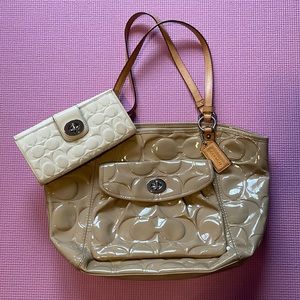 Coach bag in immaculate condition; with GIVE-AWAY item 👀